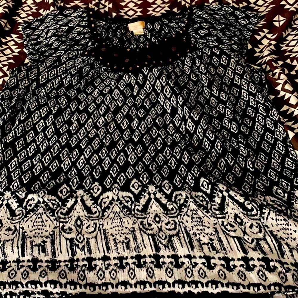 Women’s Size Medium 10/12 Top with Embellished Neckline Black & White Celestial